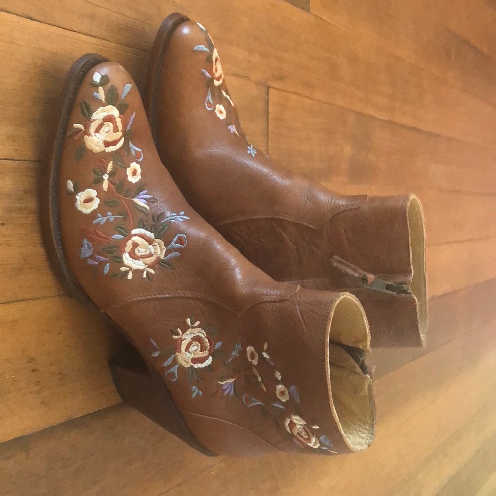Shayanne embroidered booties size 8 1/2